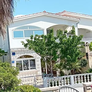 https://apatmani-peternel.hotelinzadar.com